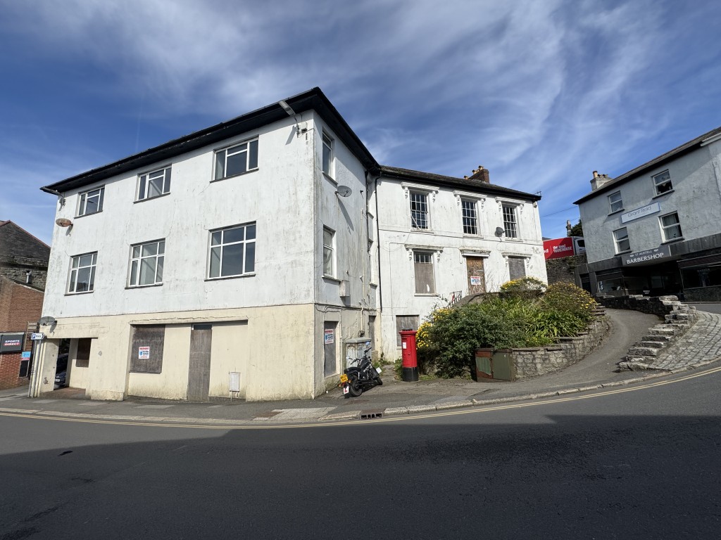 Lot: 9 - TOWN CENTRE BUILDING ARRANGED AS THIRTEEN FLATS IN NEED OF SIGNIFICANT IMPROVEMENT - View of the building